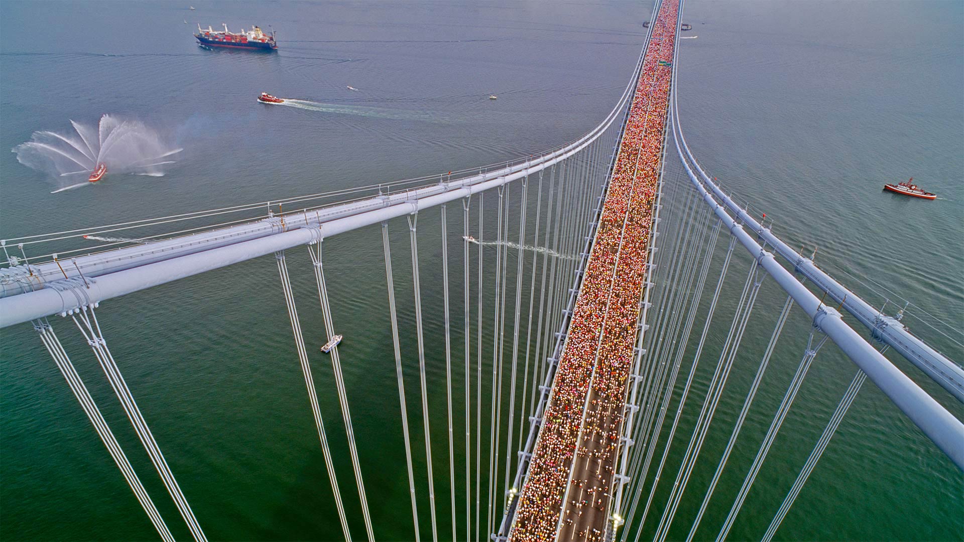 1990年纽约市马拉松比赛，参赛者穿过韦拉扎诺海峡大桥